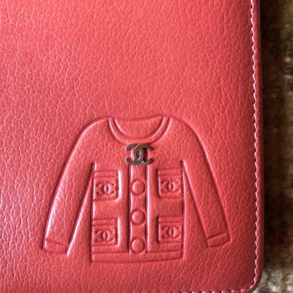 CHANEL Coral Leather Card Holder & CHECKBOOK - Picture 1 of 3